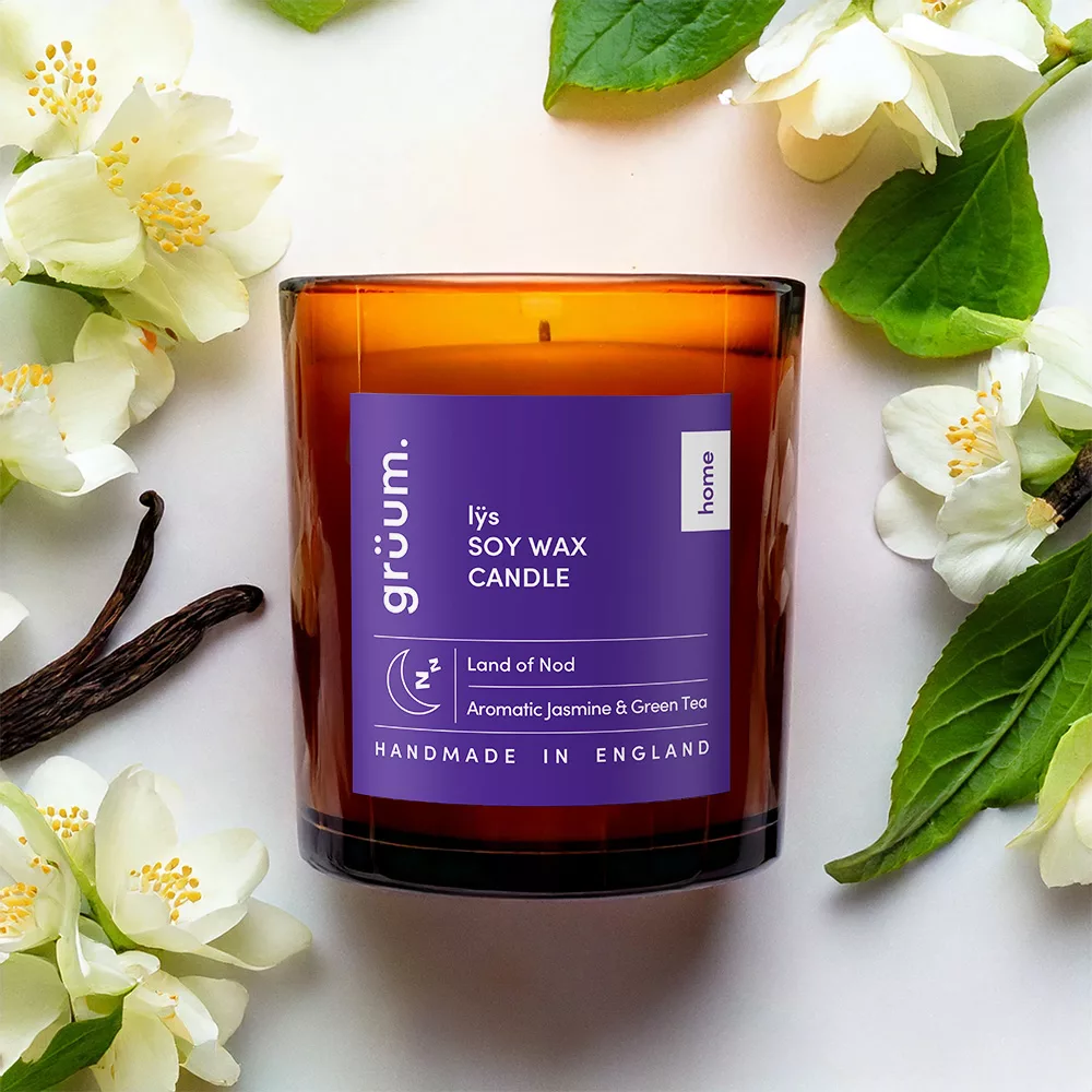 Soy wax candle with jasmine flowers